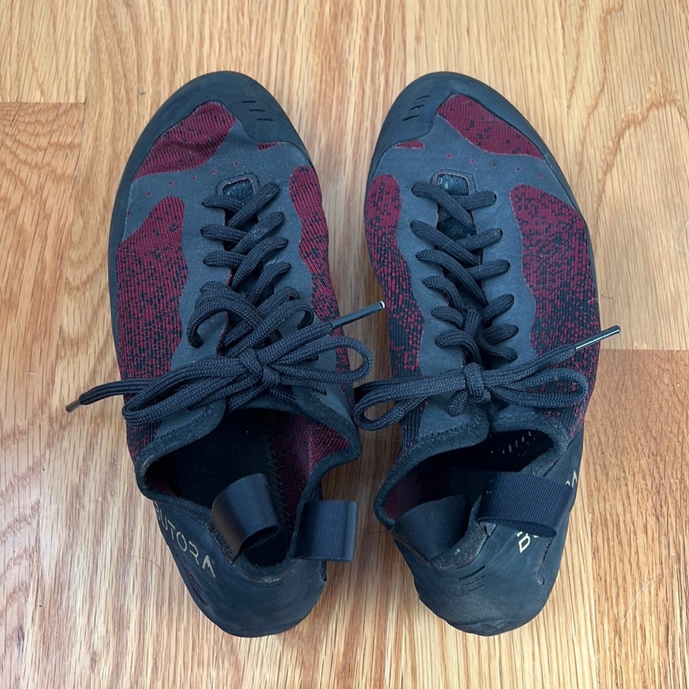 Butora men’s climbing shoes. Size 10.5.  Like new condition.